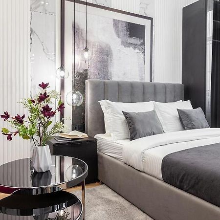 Lovely Apartment On Drahomanova Street Lviv Ngoại thất bức ảnh