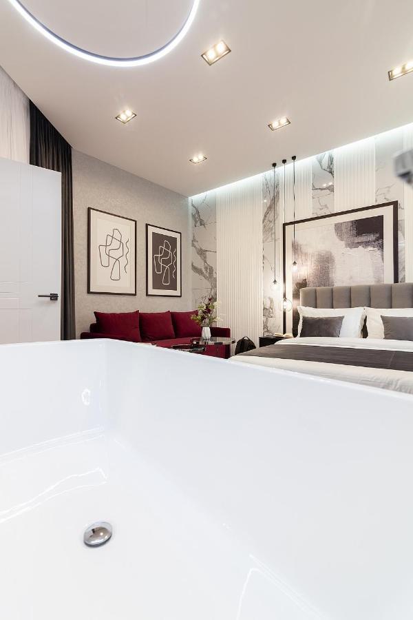 Lovely Apartment On Drahomanova Street Lviv Ngoại thất bức ảnh