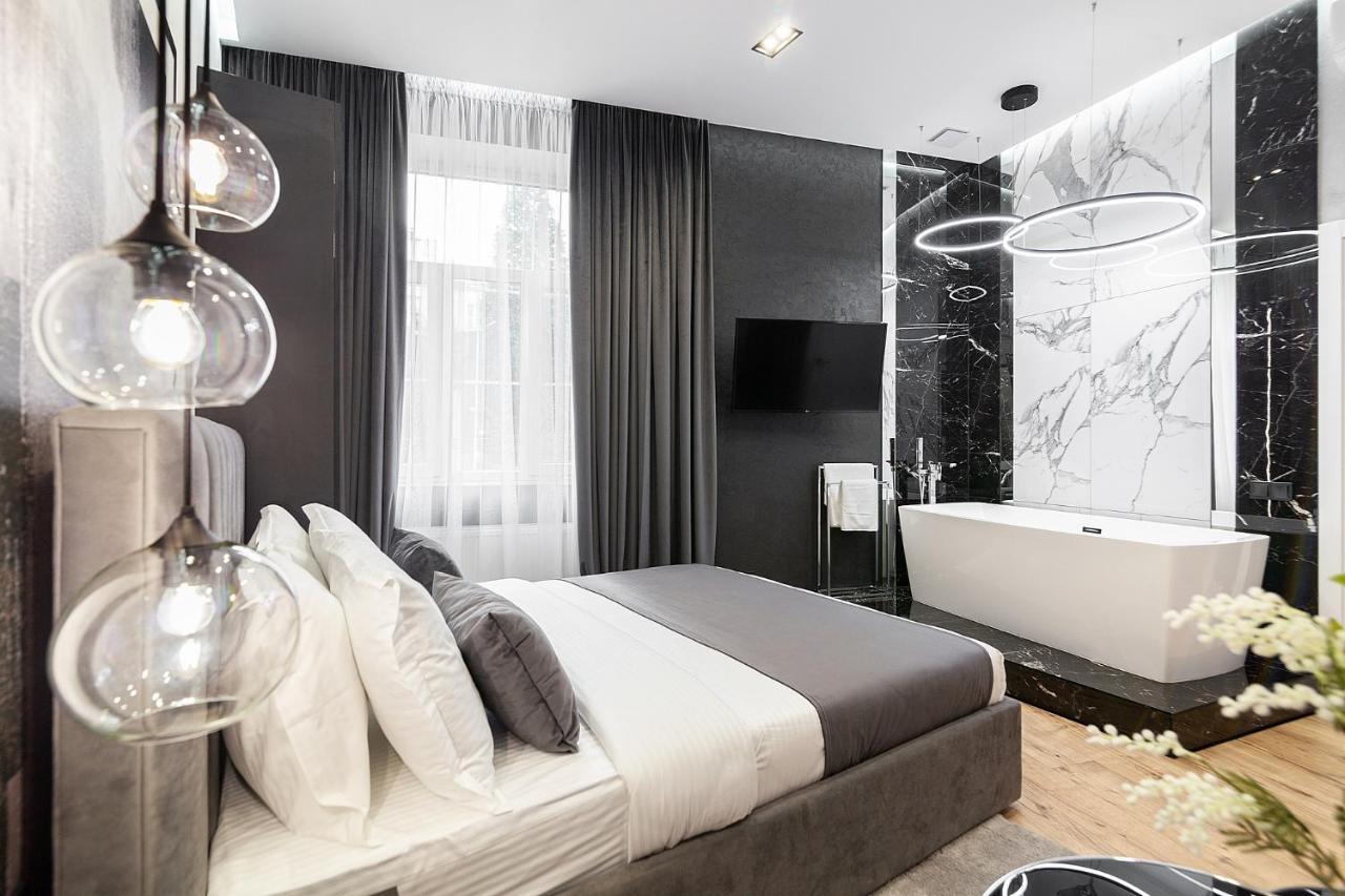 Lovely Apartment On Drahomanova Street Lviv Ngoại thất bức ảnh