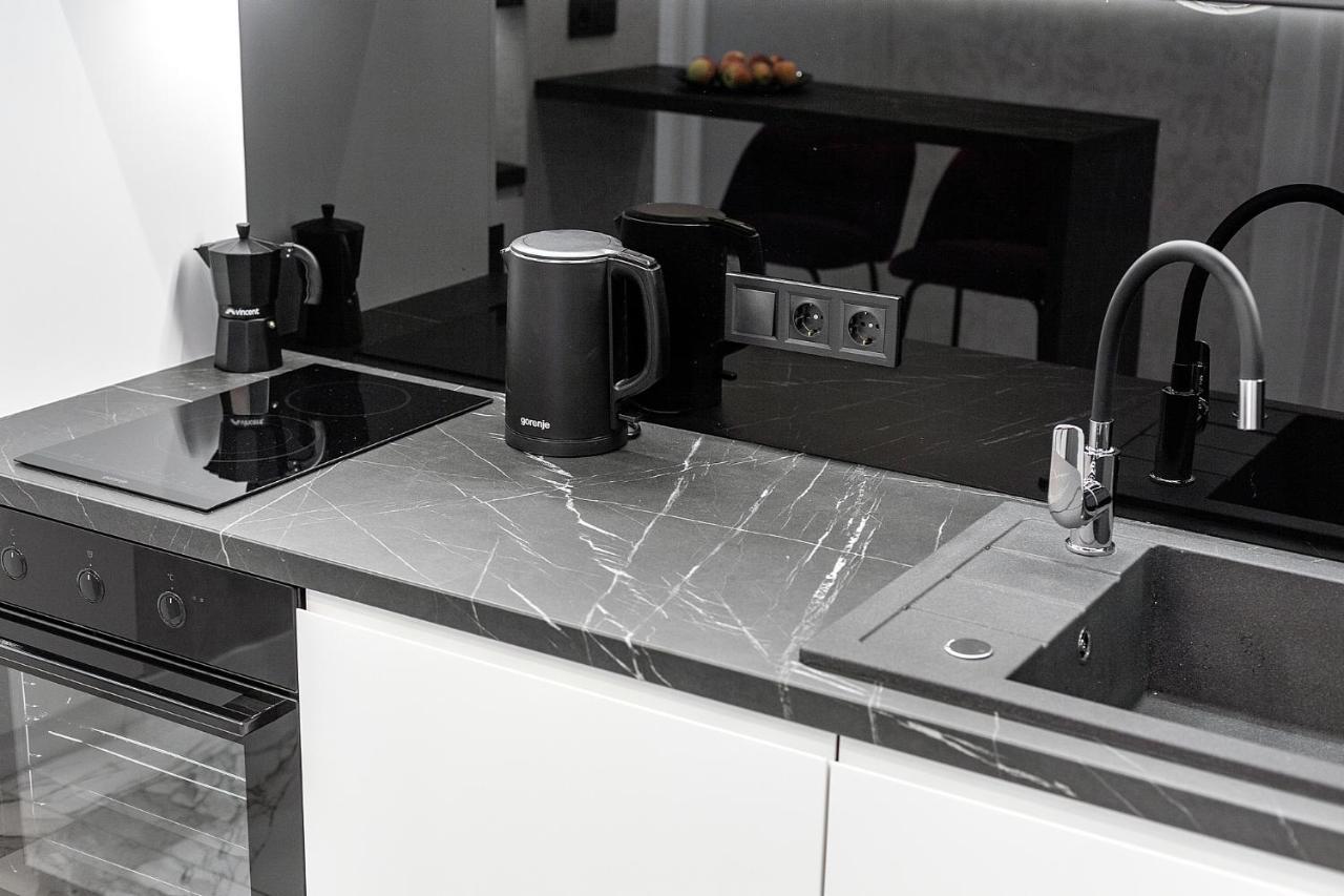 Lovely Apartment On Drahomanova Street Lviv Ngoại thất bức ảnh