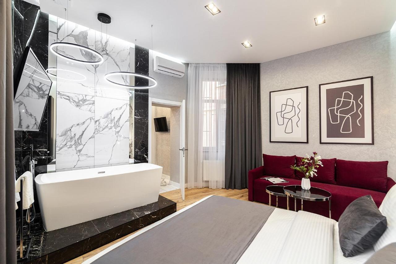 Lovely Apartment On Drahomanova Street Lviv Ngoại thất bức ảnh