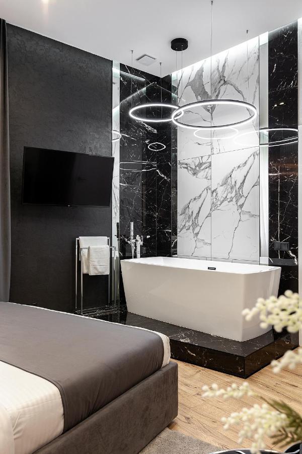 Lovely Apartment On Drahomanova Street Lviv Ngoại thất bức ảnh
