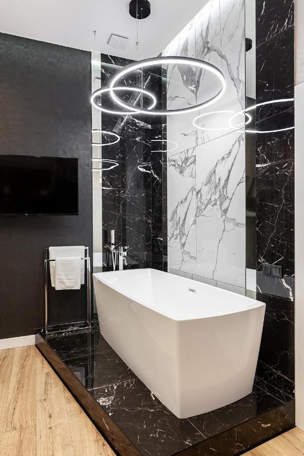 Lovely Apartment On Drahomanova Street Lviv Ngoại thất bức ảnh