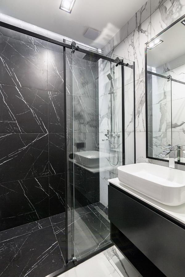 Lovely Apartment On Drahomanova Street Lviv Ngoại thất bức ảnh